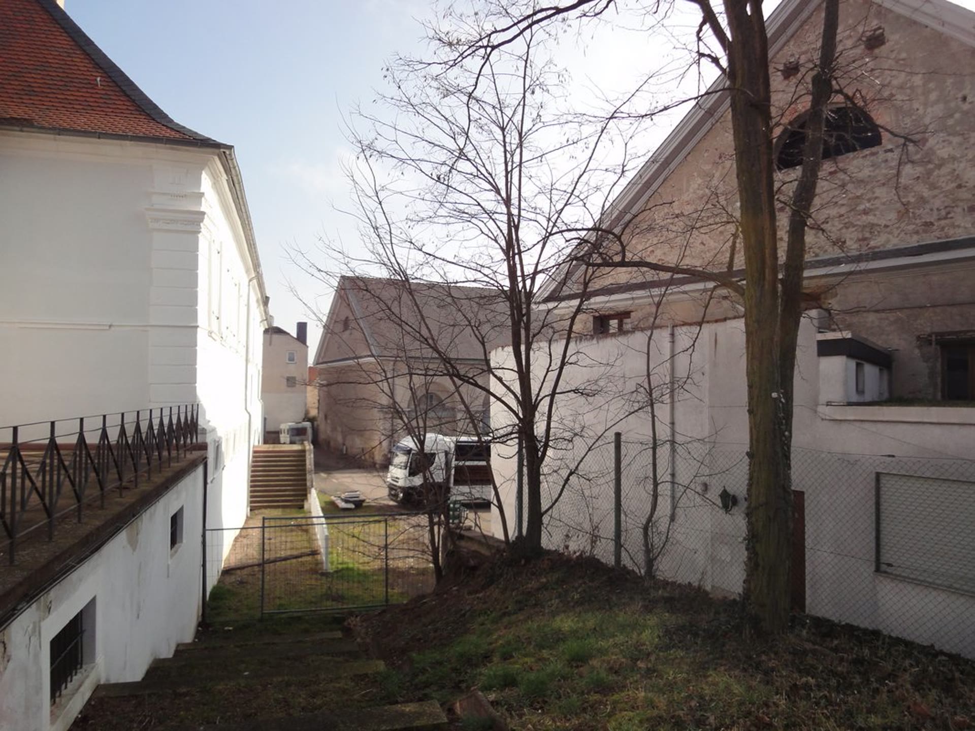 Freifläche zwischen den historischen Gebäuden vor dem Bau der Verbindungsbrücke