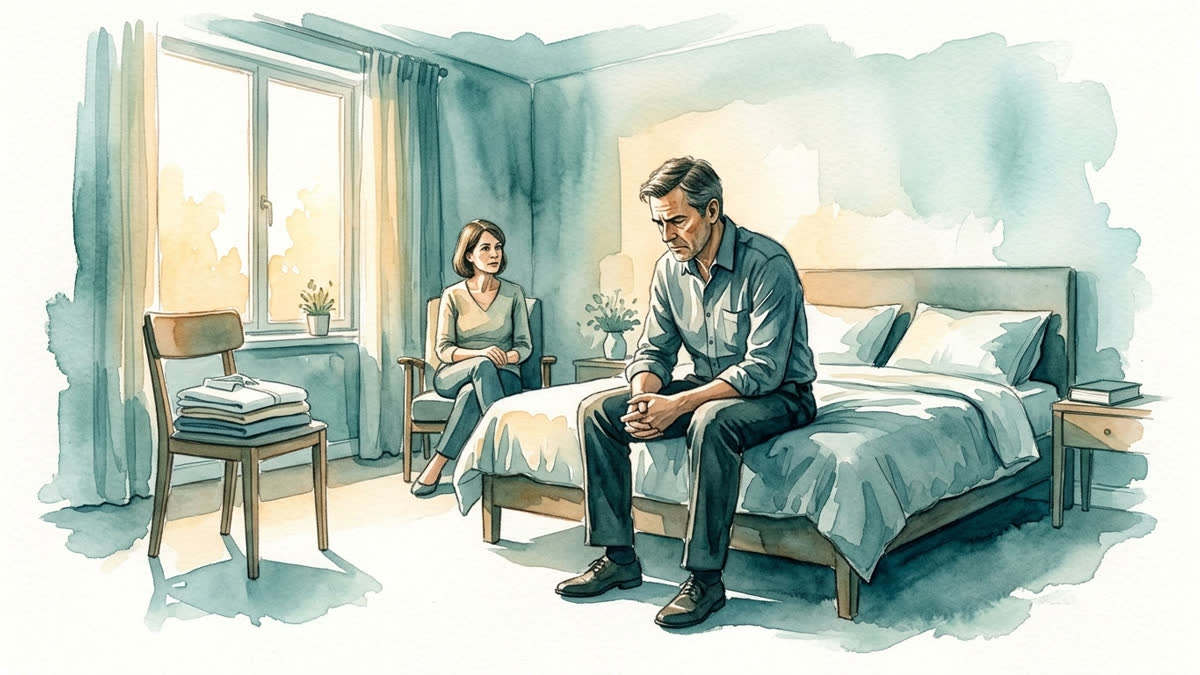 Aquarell: Eine Person sitzt reglos auf der Bettkante; frische Kleidung liegt bereit, eine Angehörige sitzt ruhig im Raum.