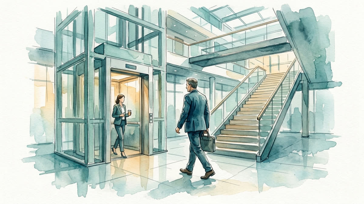 Professioneller Mann wählt im Büroatrium bewusst die Treppe, während ein Kollege den offenen Aufzug nutzt.