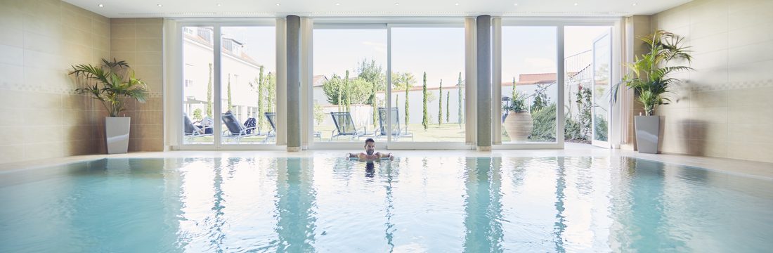 Bewegungsbad mit bodentiefen Fenstern zum Garten