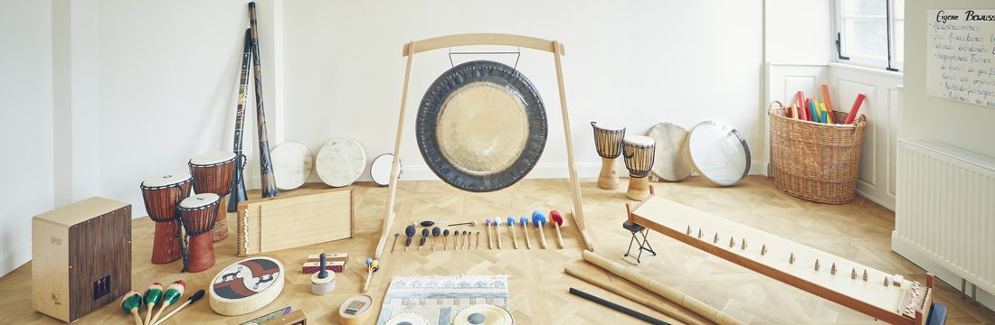 Musiktherapieraum mit Gong, Trommeln und weiteren Instrumenten
