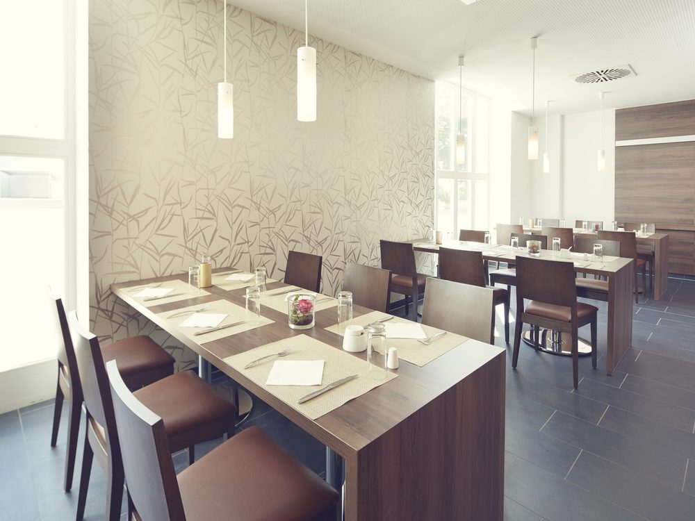 Eingedeckte Tische im Restaurant der Klinik
