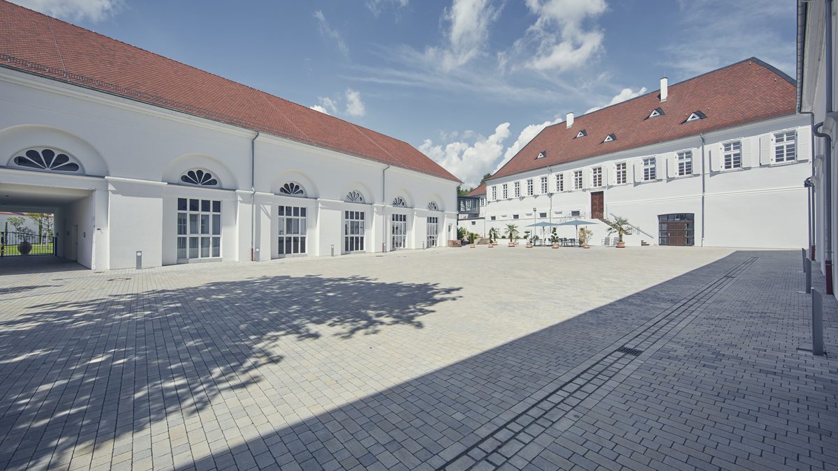Blick in den Schlosshof der Schlossparkklinik Dirmstein