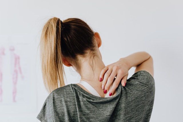 Stress äußert sich auch psychosomatisch, verursacht also körperliche Beschwerden wie Rückenschmerzen, Magen-Darm, Kopfschmerzen.