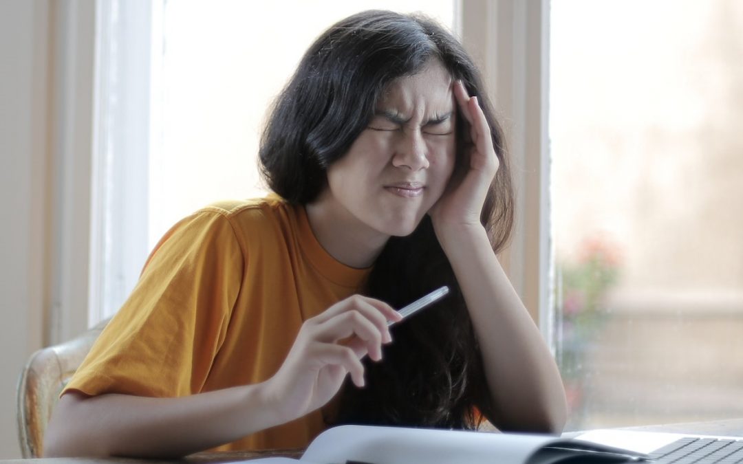 Migräne Ursachen sind vielfältig, oft lassen sie sich auf Stress zurückführen.